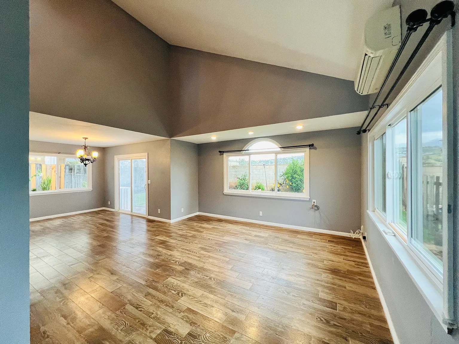 3 bed, 2.5 bath, 1376 sqft, $4,200 — Photo 4