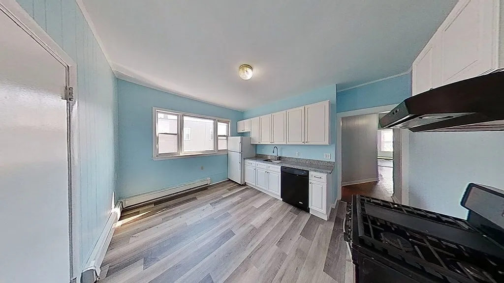 4 bed, 1.5 bath, 1250 sqft, $4,200 — Photo 1