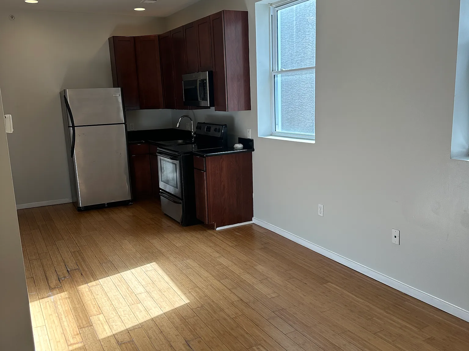 3 bed, 900 sqft, $1,750 — Photo 3