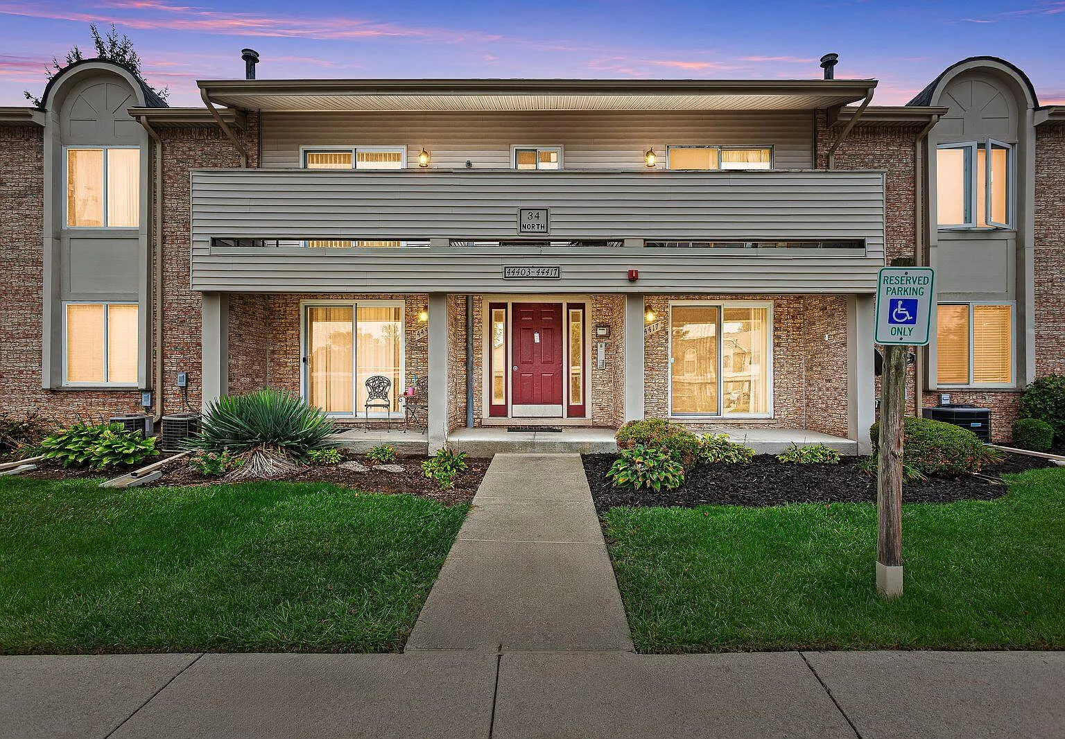 2 bed, 1.0 bath, 995 sqft, $1,300 — Photo 1