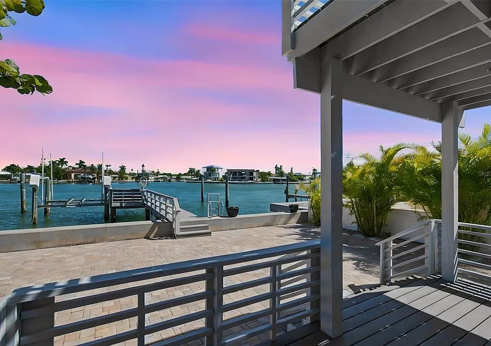 8135 Bayshore Dr