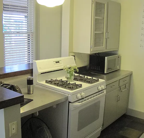 726 Lake Dr SE #B — Photo 2