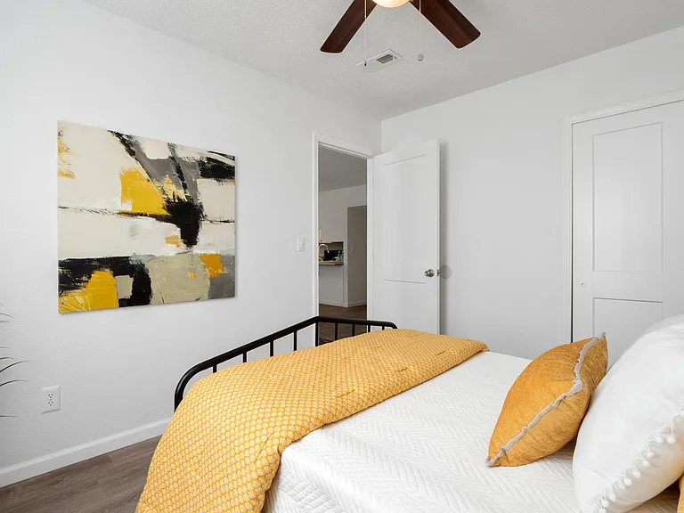 2nd bedroom with single closet