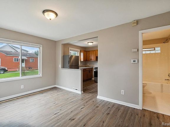 4th image of 23337 Vance Ave