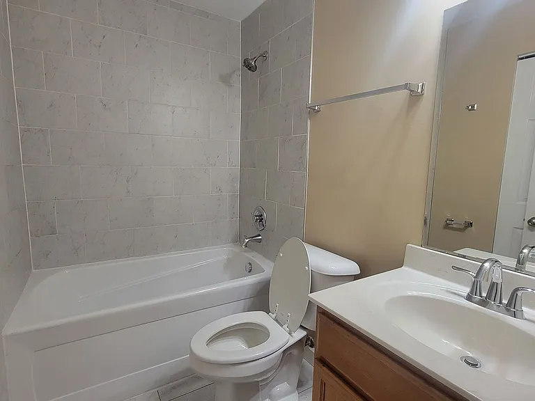 Highlands 2 bedroom apartment walking distance to Bardstown Road. — Photo 16