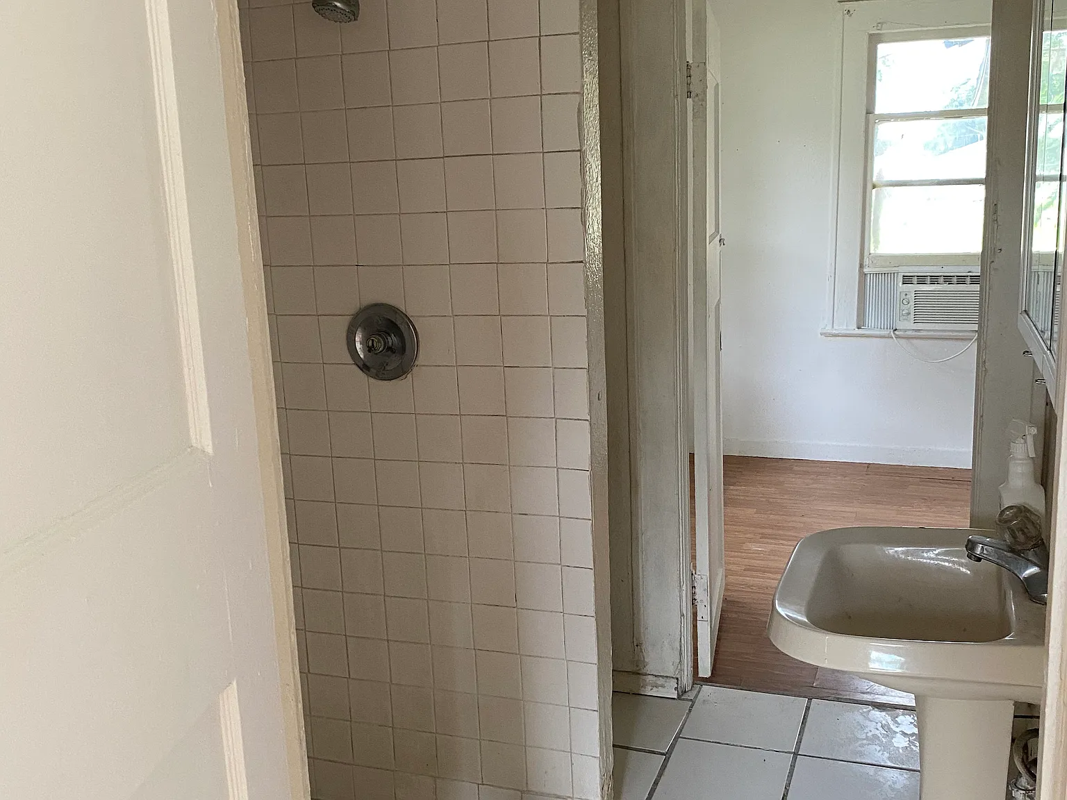 3 bed, 1025 sqft, $1,700 — Photo 4