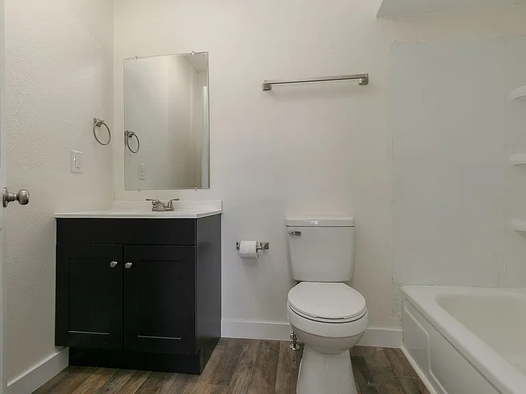 733 W College St #B — Photo 9