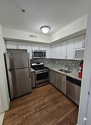 5th image of 110 39th St #1
