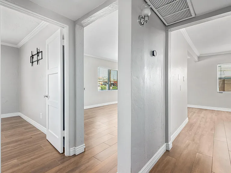 527 E Whitton Ave — Photo 16