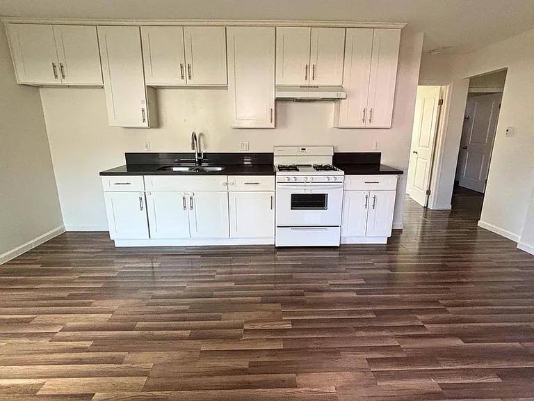 4020 Stevely Ave — Photo 9