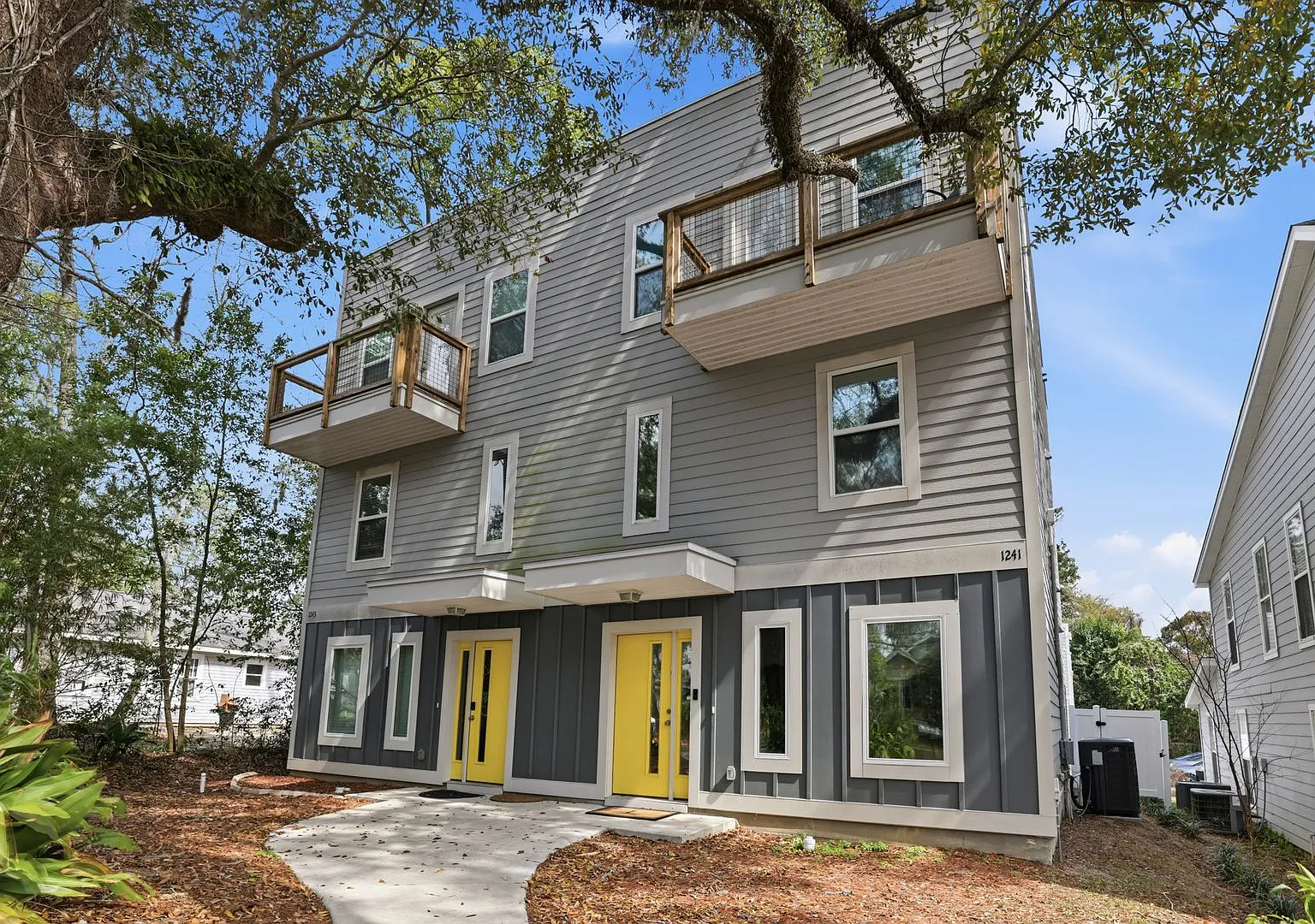 Modern 3 Bedroom Townhome — Photo 1