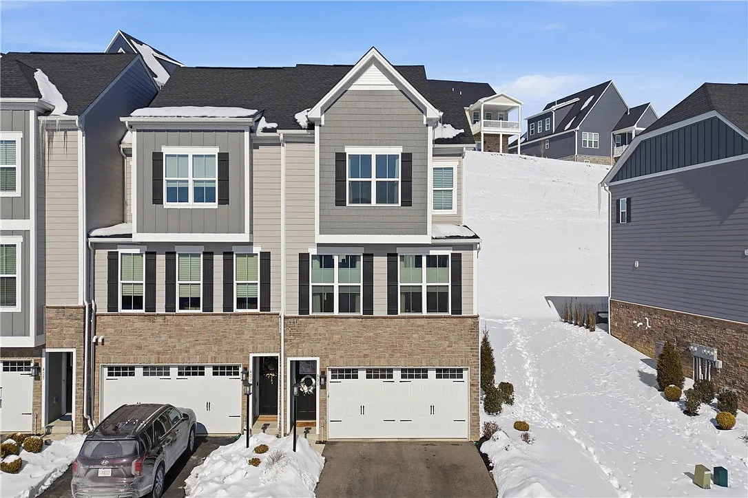 401 Spruce Ln N photo 1