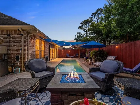 1607 S Primavera Dr, Pearland, TX 77581