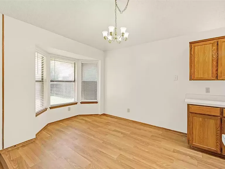 810 Castleview Dr — Photo 13