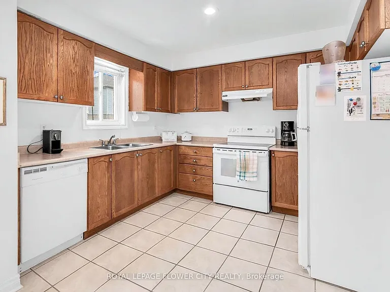 15 Ridgemore Cres — Photo 5