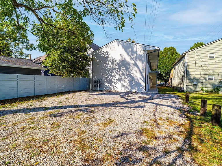 1075 Oak St — Photo 27