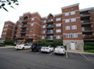 3451 N Carriageway Dr, Arlington Heights, IL 60004