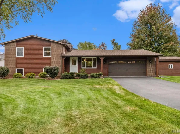 2438 Grove Park Rd, Fenton, MI 48430