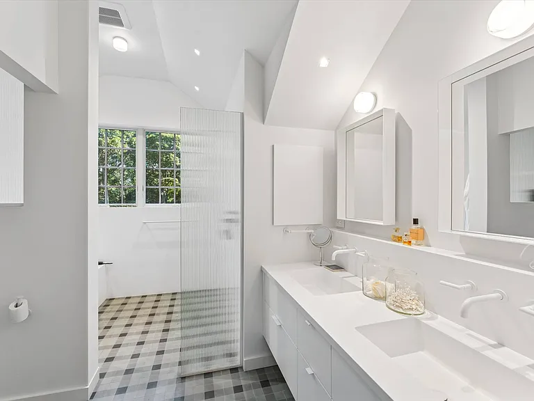 20 Quogue St — Photo 15