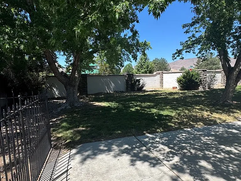 102 Augusta Ct — Photo 10