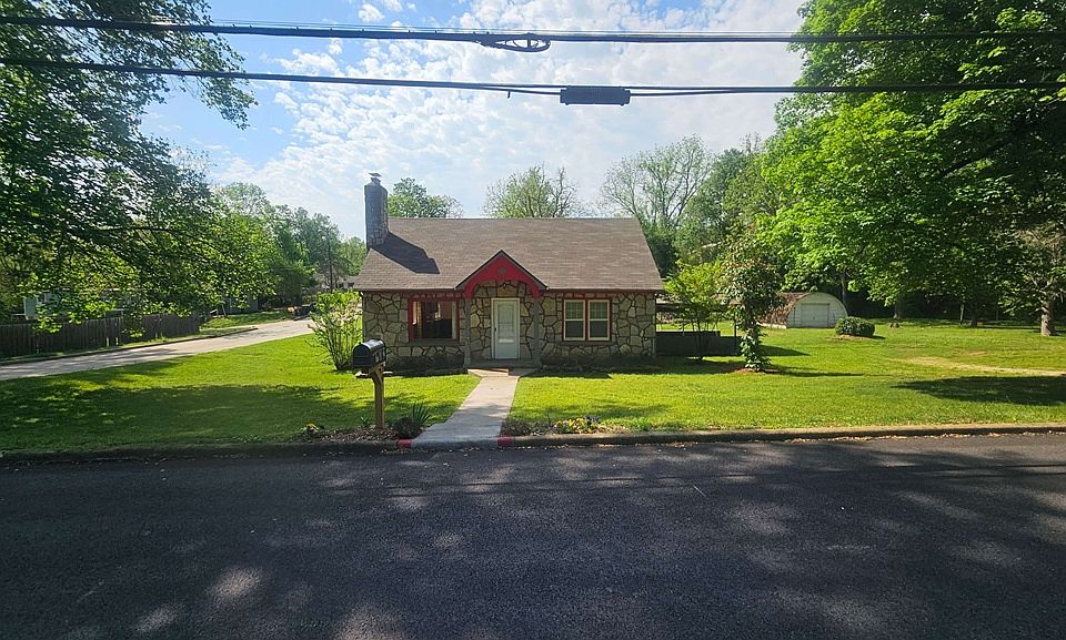 1st image of 702 W Newman Ave