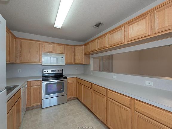 4th image of 1003 Crepe Myrtle Ct
