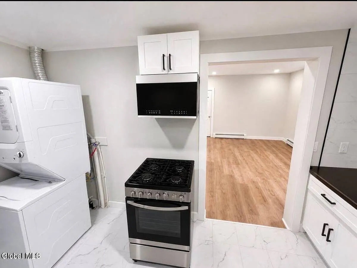 1 bed, 1.0 bath, 900 sqft, $1,350 — Photo 2