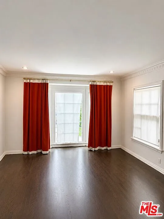 1 bed, 1.0 bath, 700 sqft, $2,354 — Photo 2