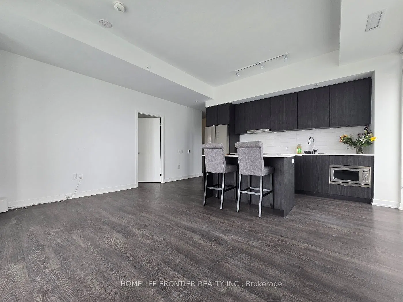 M2M Condos — Photo 4