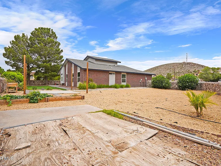 7609 Medano Dr — Photo 24