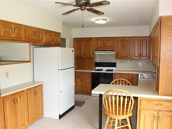 Pretty kitchen with lots of cabinetry