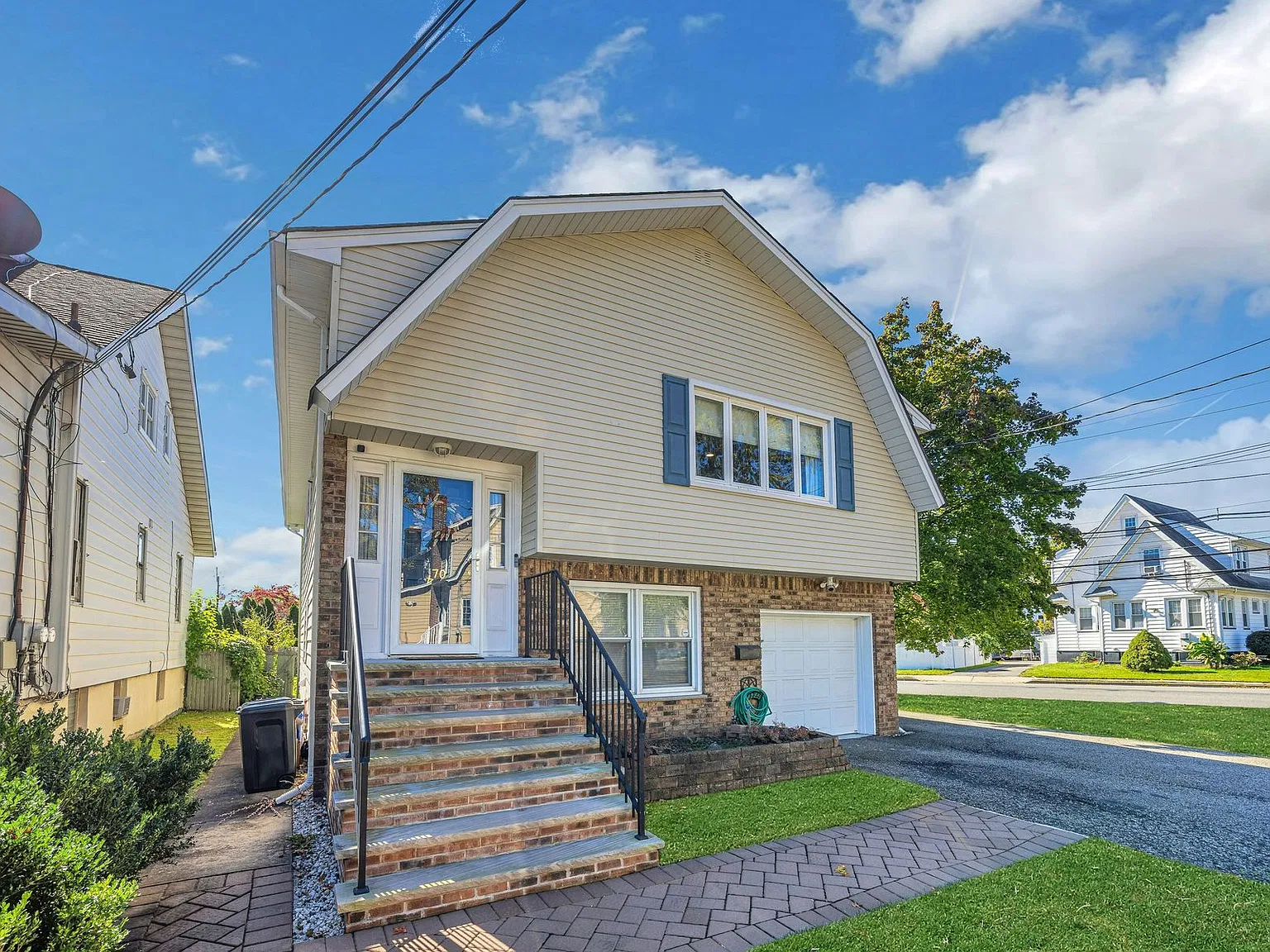 3 bed, 1.5 bath, 2466 sqft, $3,600 — Photo 3