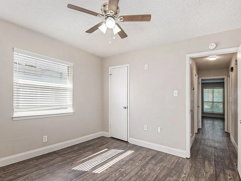 6915 W Cleburne Rd — Photo 19