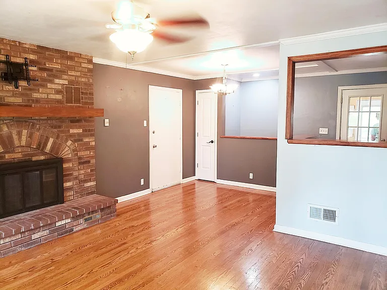 208 Ramsey Ln — Photo 5