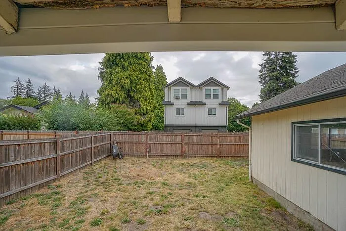 944 Dale St — Photo 30