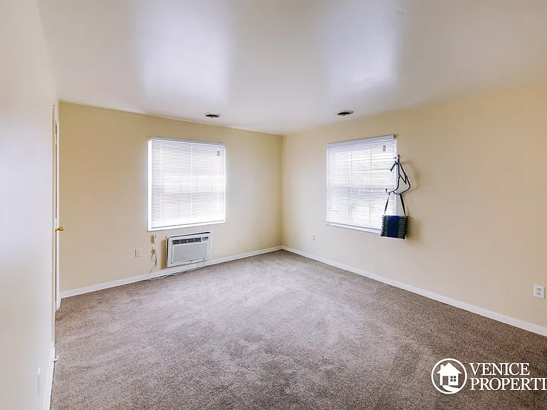 2 Bedroom On OSU Campus — Photo 9