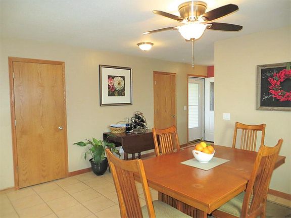 Entry/ Eat-In Kitchen