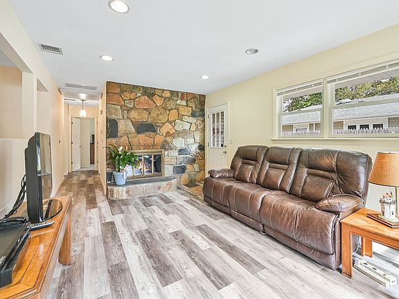 3rd image of 29 Brushwood Dr