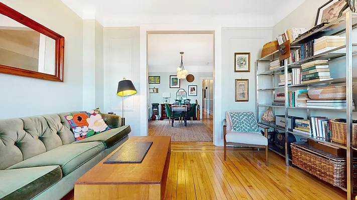 Sold by Bizzarro Agency | media 3