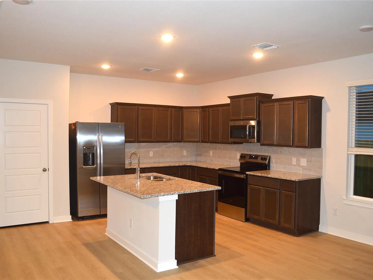 4 bed, 2.0 bath, 1666 sqft, $1,699 — Photo 4