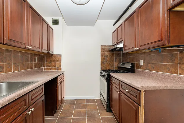 Rented by Safdie Realty Group | media 3