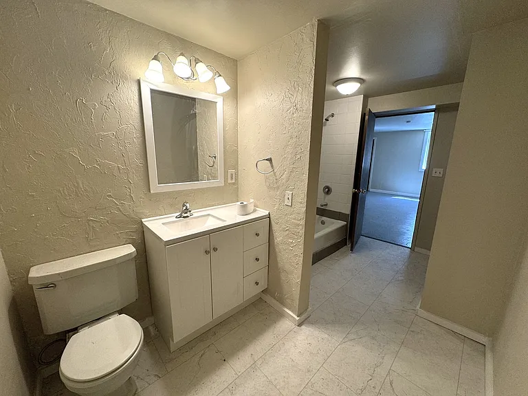 232 Hastings Ave — Photo 5