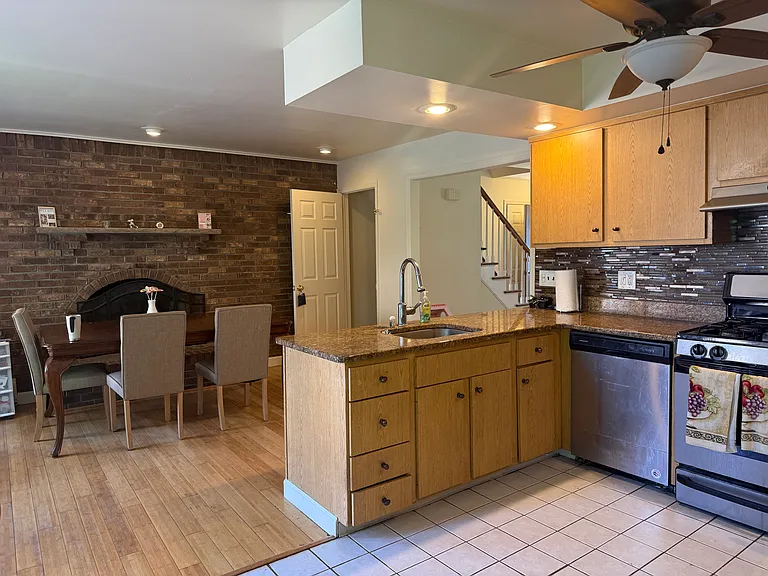 449 Lawrence St — Photo 5