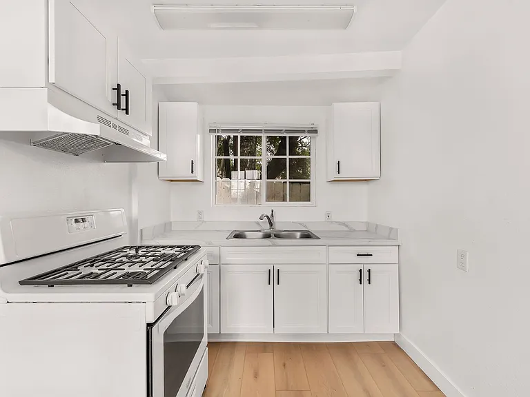940 Arcadia Pl — Photo 2