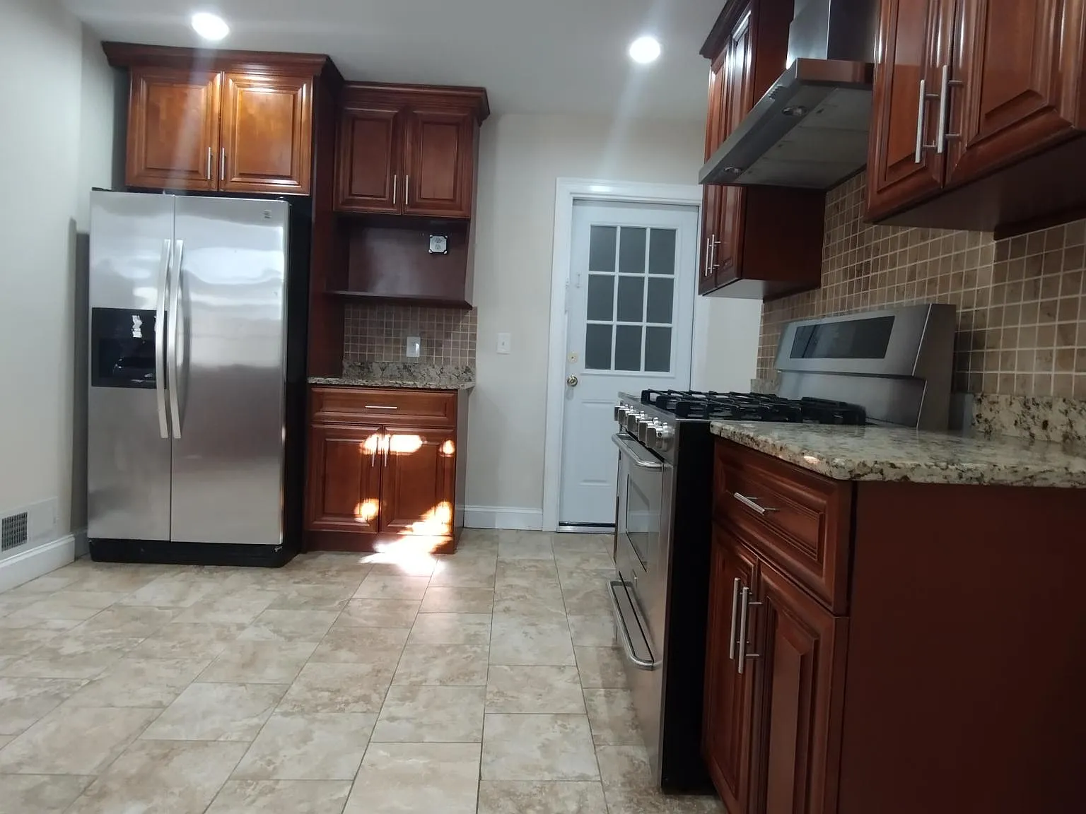 3 bed, 1500 sqft, $4,100 — Photo 2