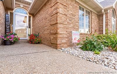 4th image of 504 N Riverview Dr