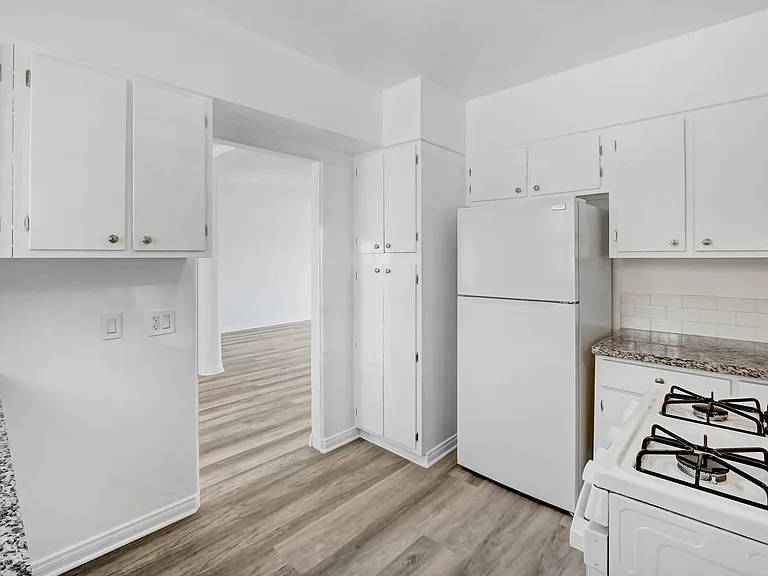 Wilcox Apartments — Photo 11