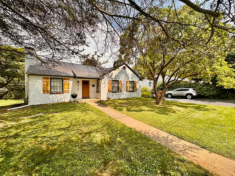 310 Summit Ave — Photo 2