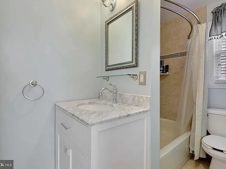 1618 Shakespeare St — Photo 14