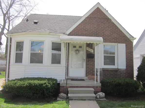 19708 Roscommon St, Harper Woods, MI 48225